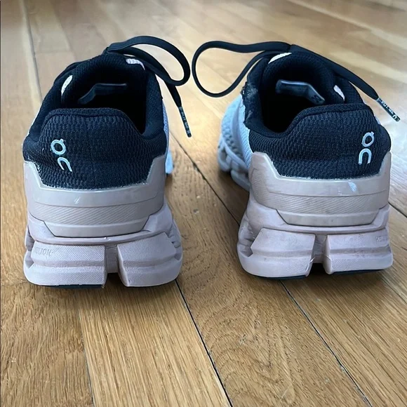 On Running Black and White Athletic Shoes Sleek Design - Picture 4 of 10